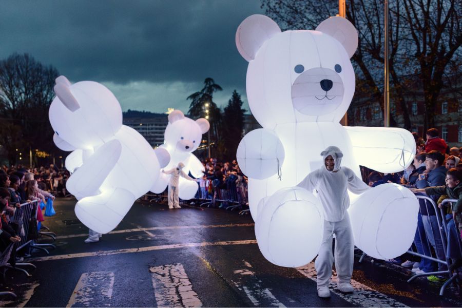 pasacalle peluches blancos
