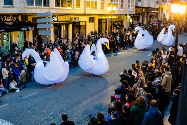 Pasacalle Cisnes espectáculos de calle