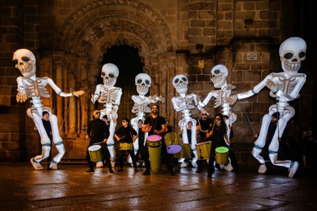 Pasacalle esqueletos espectáculo de calle con música