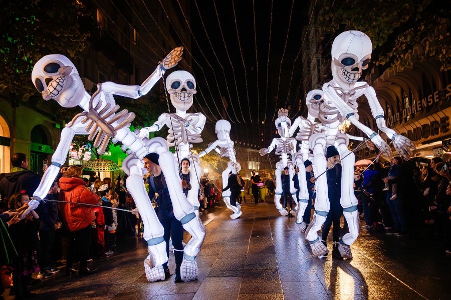 Pasacalle esqueletos espectáculo de calle y luz